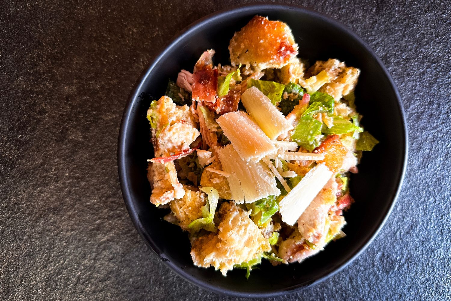 Caesar’s Salad: Mit gesmoktem Hähnchen und knusprigem Baguette