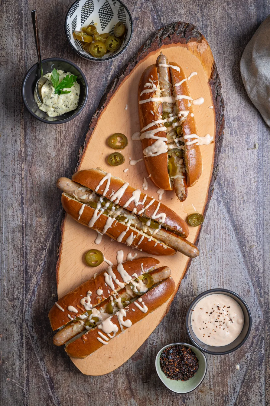 Cheese Dog mit Alabama White Sauce