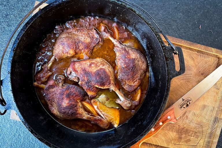 Zart geschmorte Entenkeulen aus dem Dutch Oven – Ein festliches Rezept