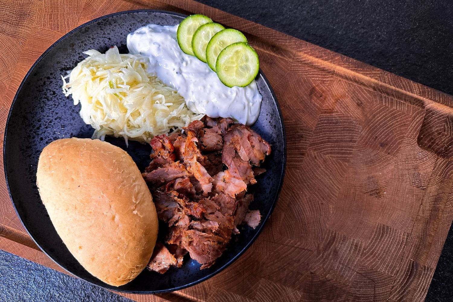 Köstlicher Gyros Spieß mit Krautsalat, Tzatziki und Pita Fladenbrot