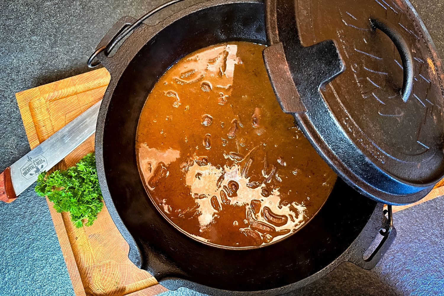 Zartes Rindergulasch im Dutch Oven – Das perfekte Schmorgericht