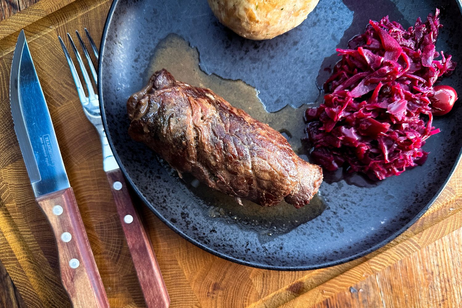 Klassische Rinderrouladen im Dutch Oven – Zart, würzig und aromatisch