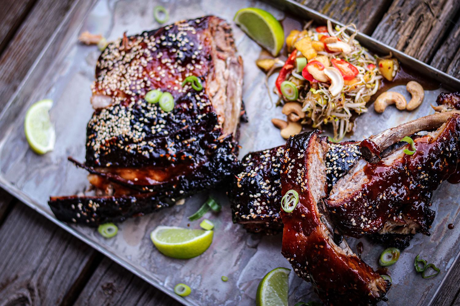 Asian Sticky Ribs mit Sprossen-Mango-Salat