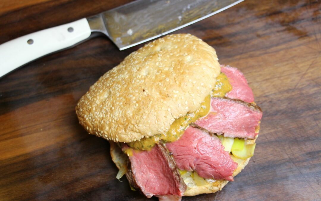 Dry Aged Bone in Ribeye mit roter Chimichurri