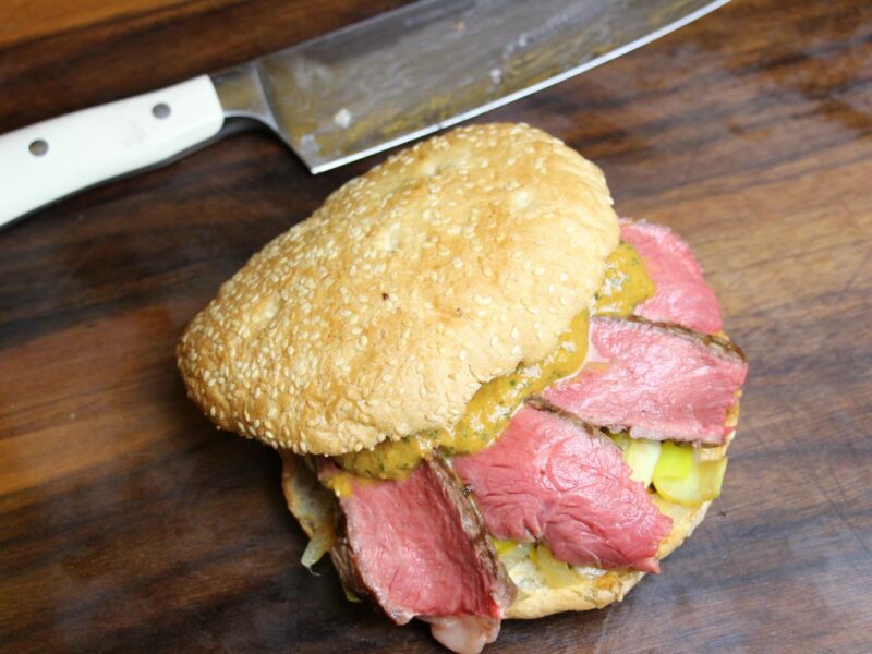 Dry Aged Bone in Ribeye mit roter Chimichurri