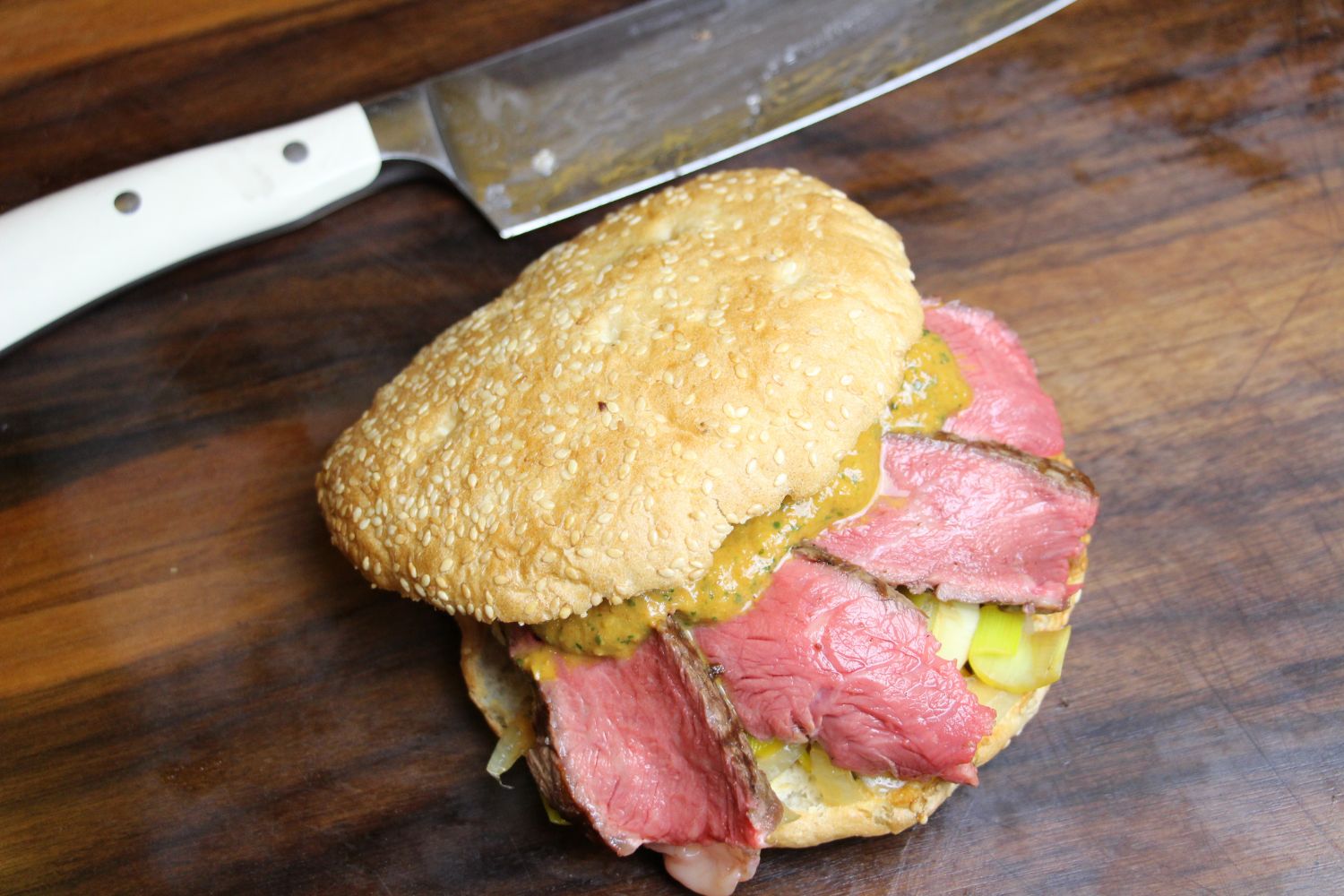 Dry Aged Bone in Ribeye mit roter Chimichurri