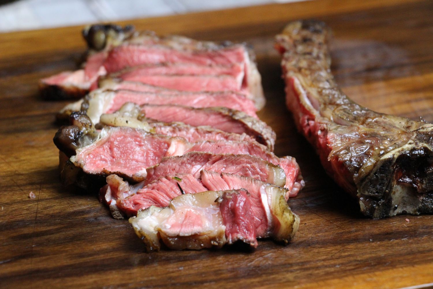 Dry Aged Bone in Ribeye mit roter Chimichurri