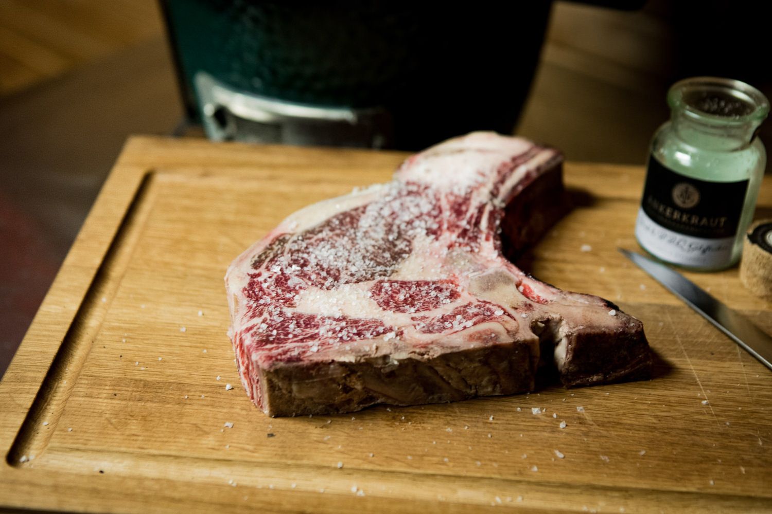 Dry Aged Bone in Ribeye mit roter Chimichurri