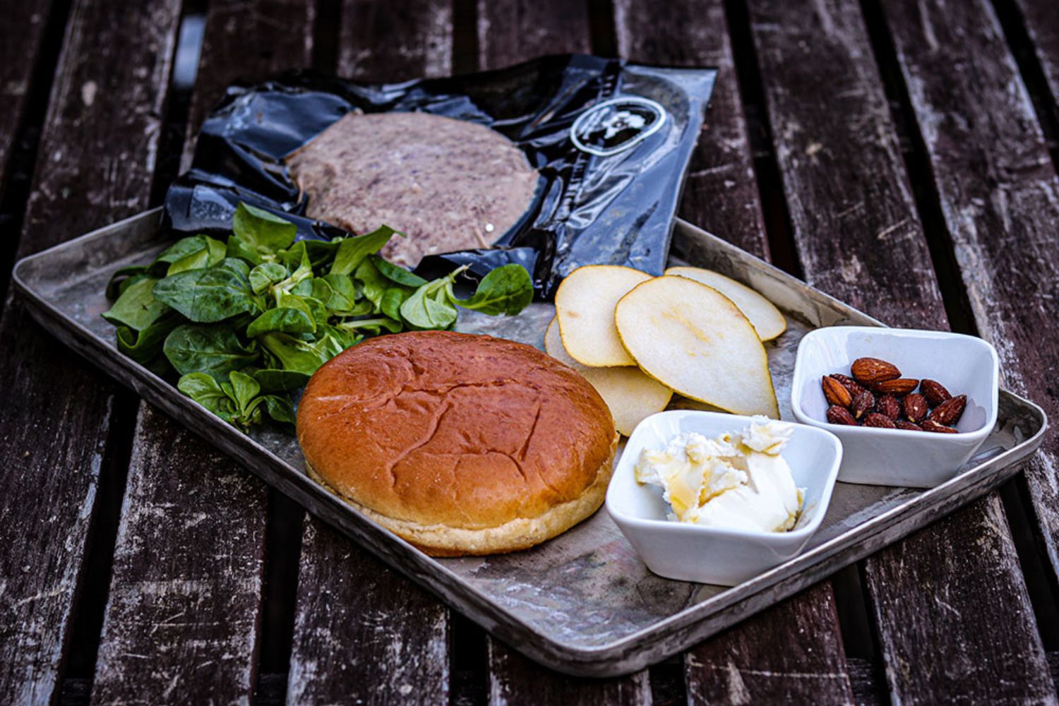 Dry Aged Burger mit Ziegenkäse und Birne