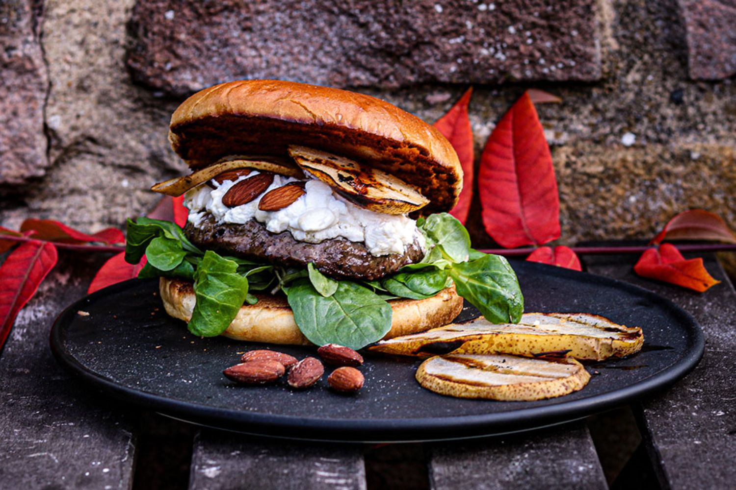 Dry Aged Burger mit Ziegenkäse und Birne