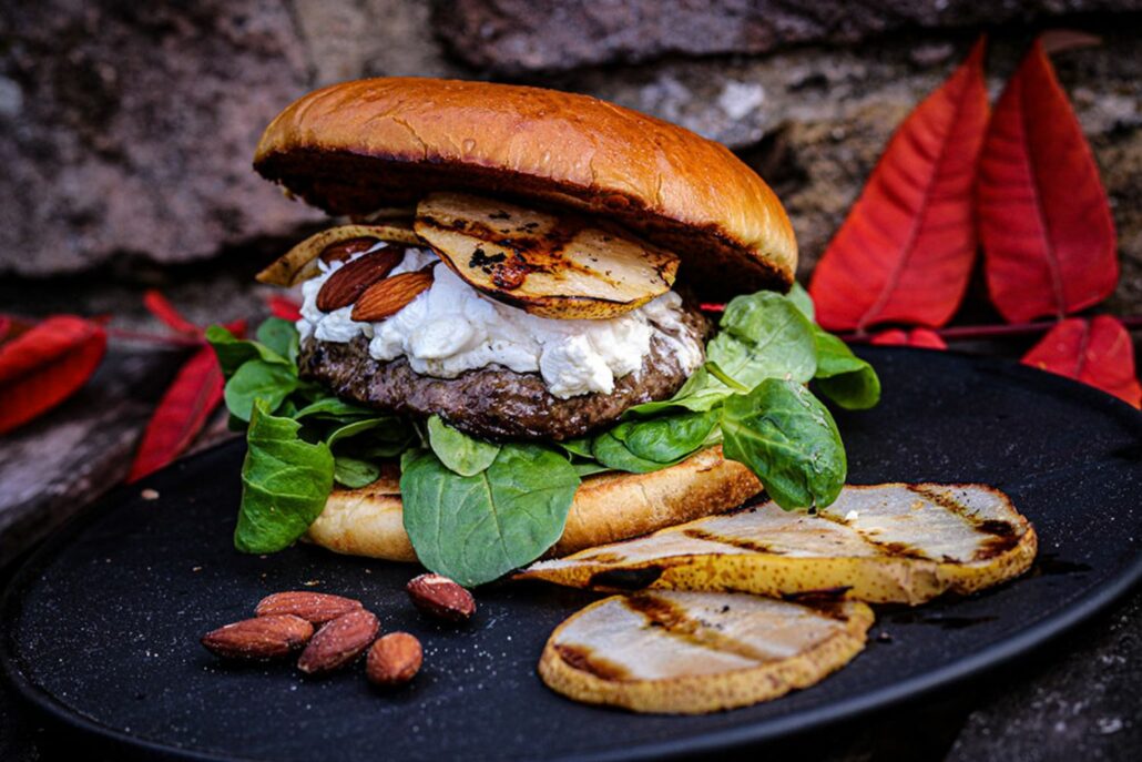 Dry Aged Burger mit Ziegenkäse und Birne