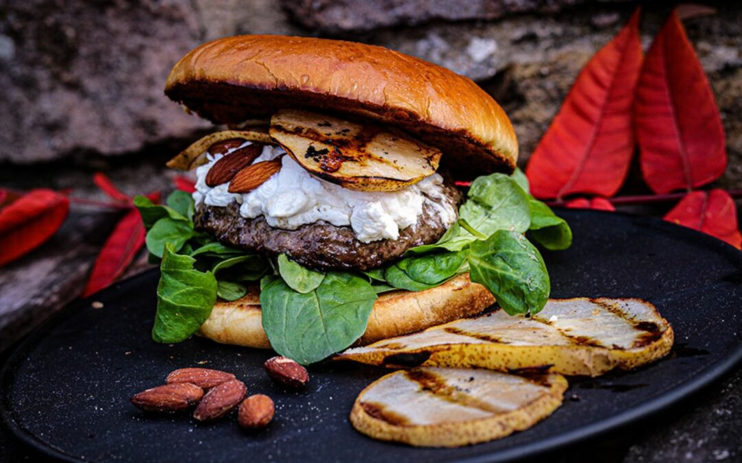 Dry Aged Burger mit Ziegenkäse und Birne