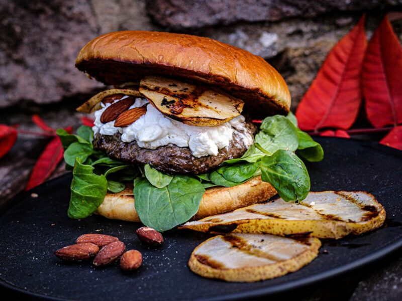 Dry Aged Burger mit Ziegenkäse und Birne