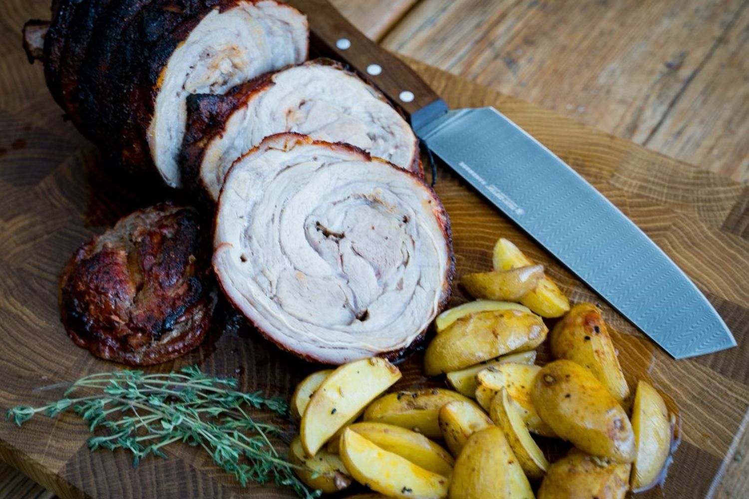 Kalbsrollbraten vom Grill mit knusprigen Kartoffeln