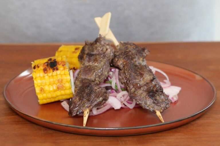 Peruanische Fleischspieße auf Zwiebel-Limetten-Salat