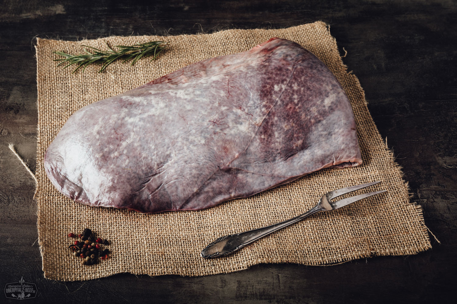 Milz vom Oberpfälzer Milchkalb auf weißem Untergrund, frisch und küchenfertig vorbereitet, in einem gastronomischen Umfeld zur Zubereitung dargestellt.