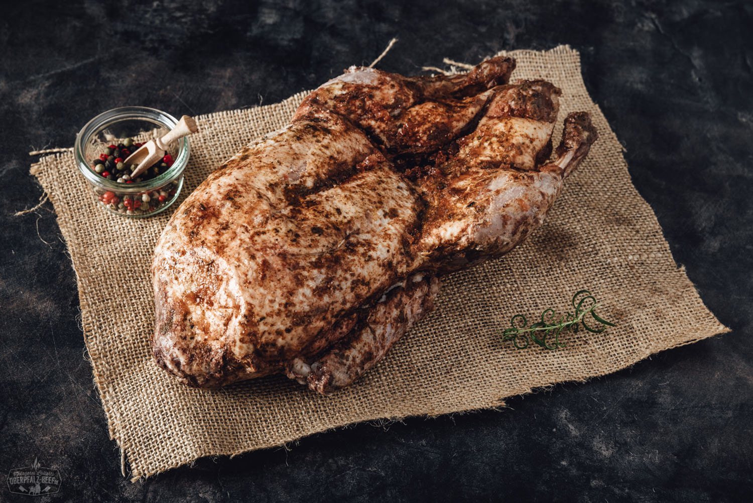 Vorgegarte Oberpfälzer Bauernente Sous-Vide in Verpackung auf einem Holztisch teils geöffnet – hochwertige Geflügelspezialität aus der Oberpfalz.