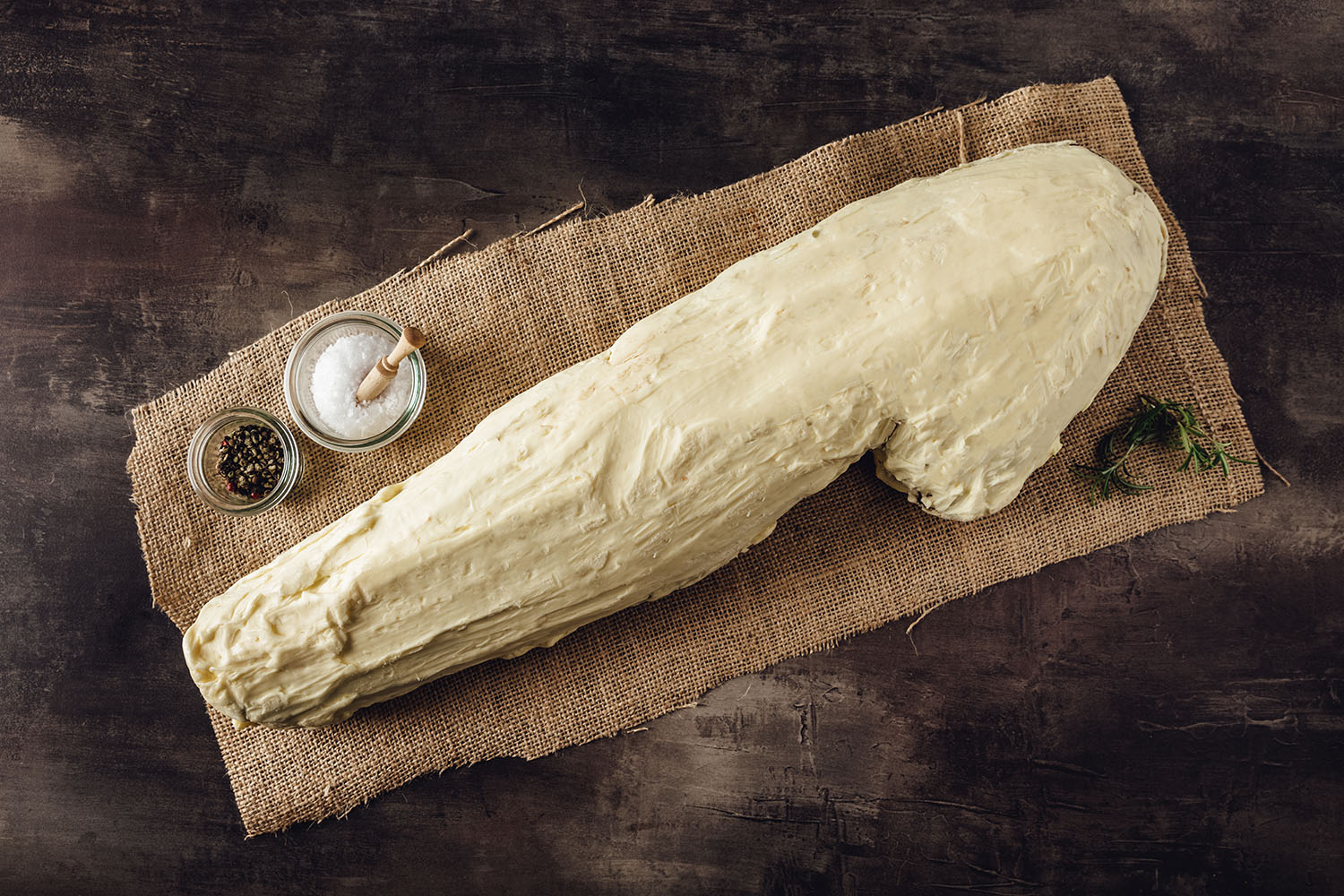 Bild zeigt ein Filet am Stück, gereift in Butter, vom Oberpfalz-Rind. Qualität und Zartheit vereinen sich in diesem exquisiten Rindfleisch, ideal für Gourmets und Feinschmecker.