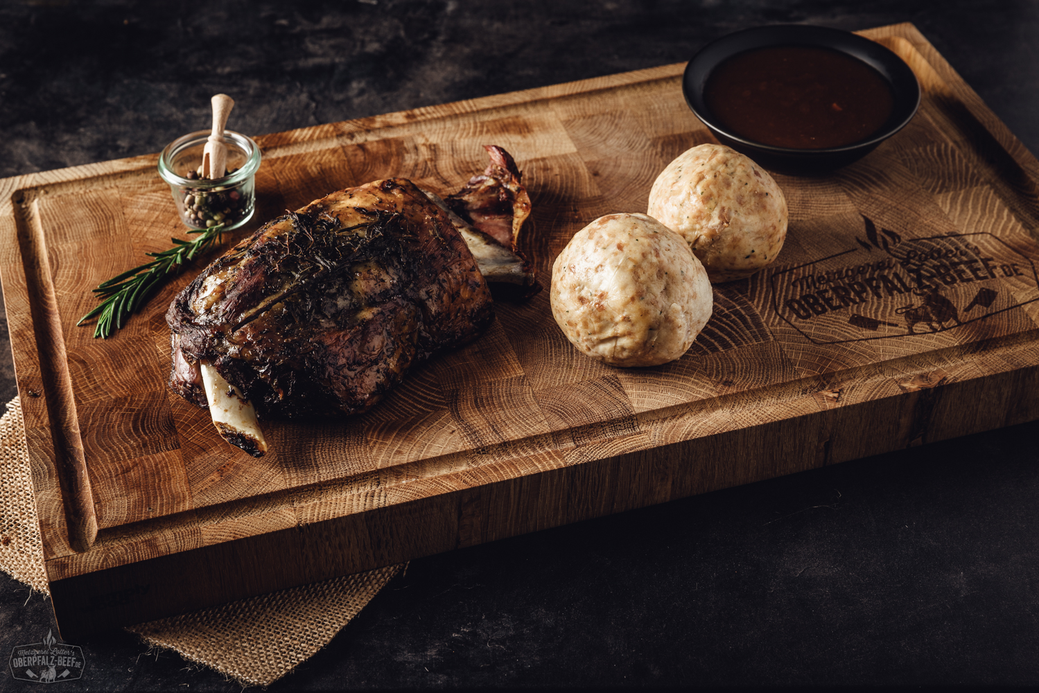 Sous-vide vorgegarte Lammschulter in Vakuumverpackung, gekocht und bereit für die Zubereitung, auf einem rustikalen Holztisch präsentiert. Oberpfalz Beef Produktabbildung.