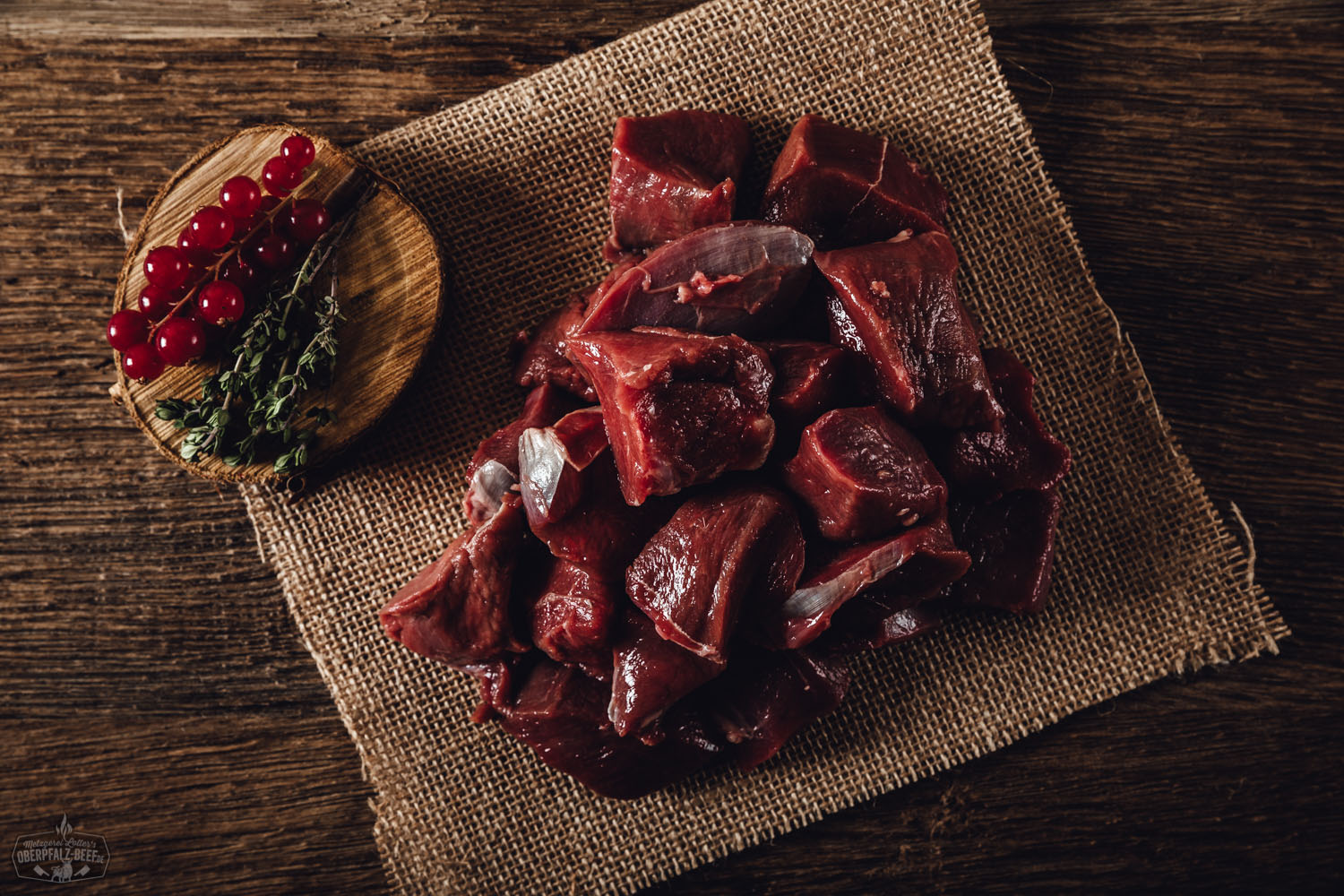 Edelgulasch vom Oberpfälzer Reh in hochwertiger Verpackung - Zartes Wildfleisch aus der Oberpfalz, ideal für traditionelle Schmorgerichte und Feinschmecker.