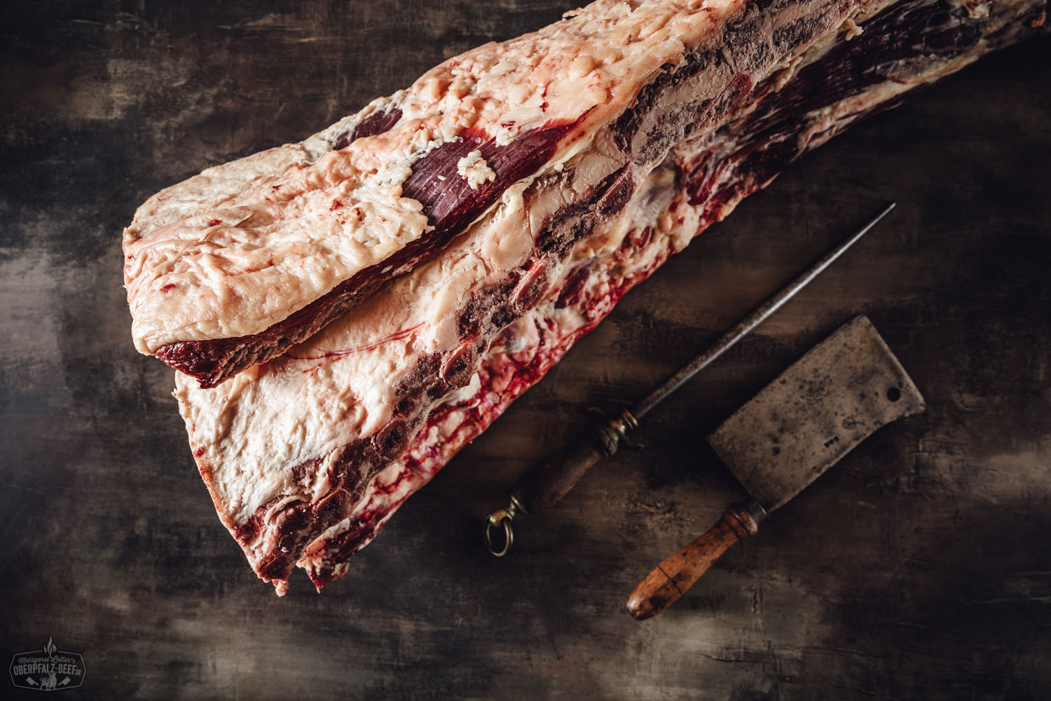 Ganzer Rinderrücken Dry Aged mit Knochen und Filet vom Oberpfalz-Rind – hochwertiges Fleisch, perfekt für anspruchsvolle Fleischliebhaber.