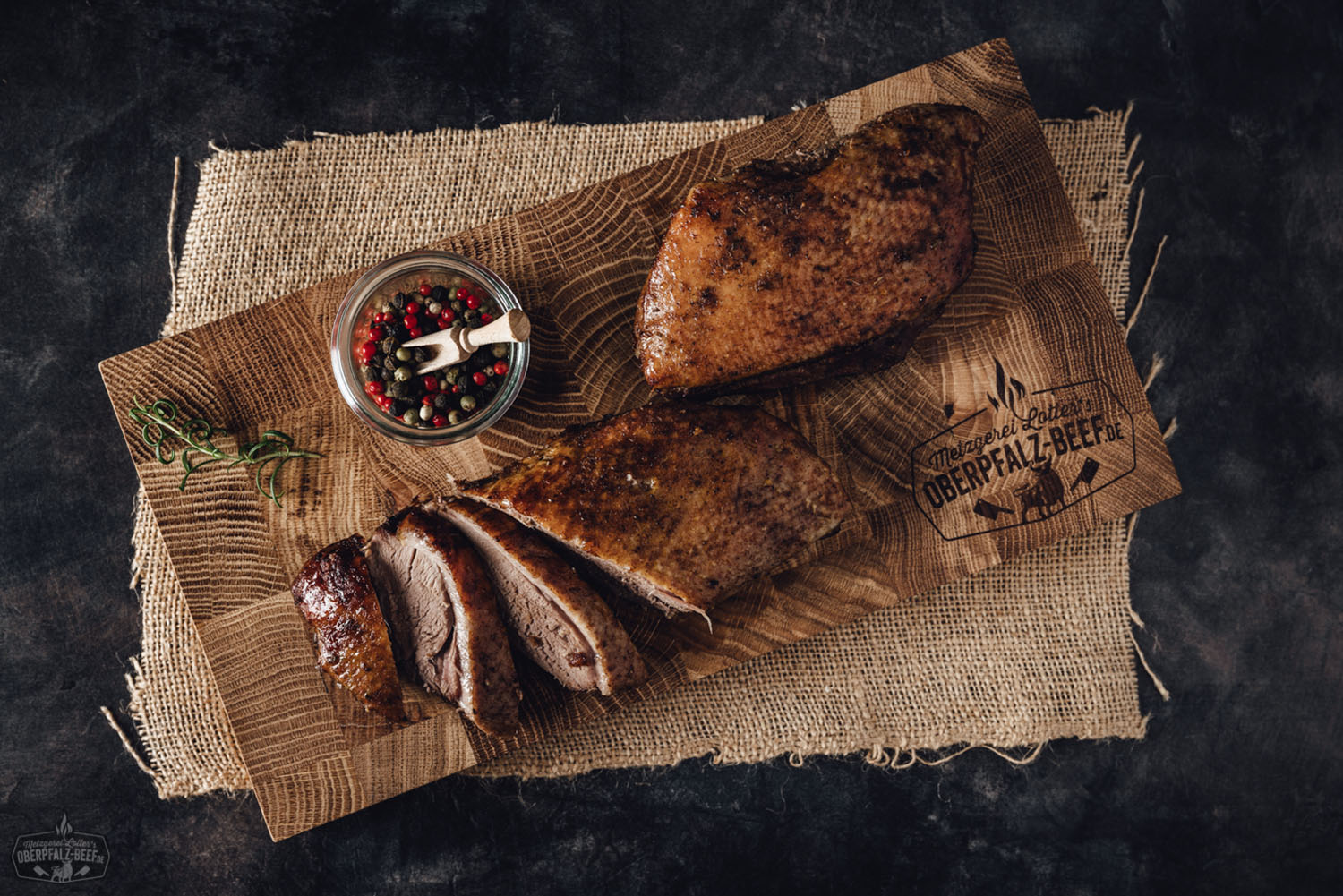 Sous-vide gegarte Gänsebrustfilets ohne Knochen auf Oberpfalz Beef - Perfekt zubereitete Gänsebrust für ein festliches Dinner, zart und saftig dank schonender Garmethode