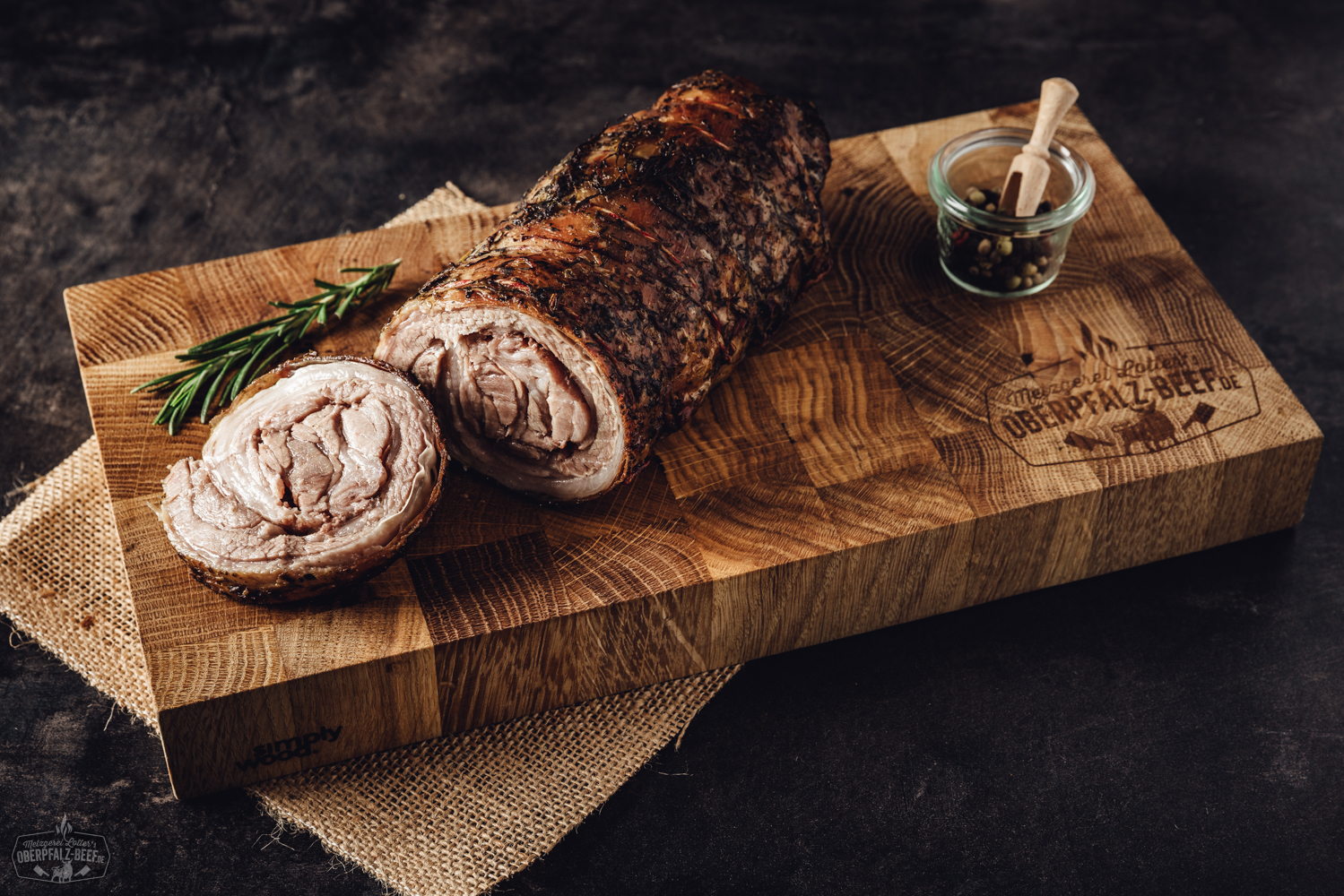 Ein köstlicher, sous-vide vorgegarter Rollbraten vom Juradistl-Lamm, sorgfältig gewürzt und für ein zartes und saftiges Geschmackserlebnis zubereitet. Perfekt für Gourmets und Fleischliebhaber, die hochwertiges Oberpfalz-Beef schätzen.