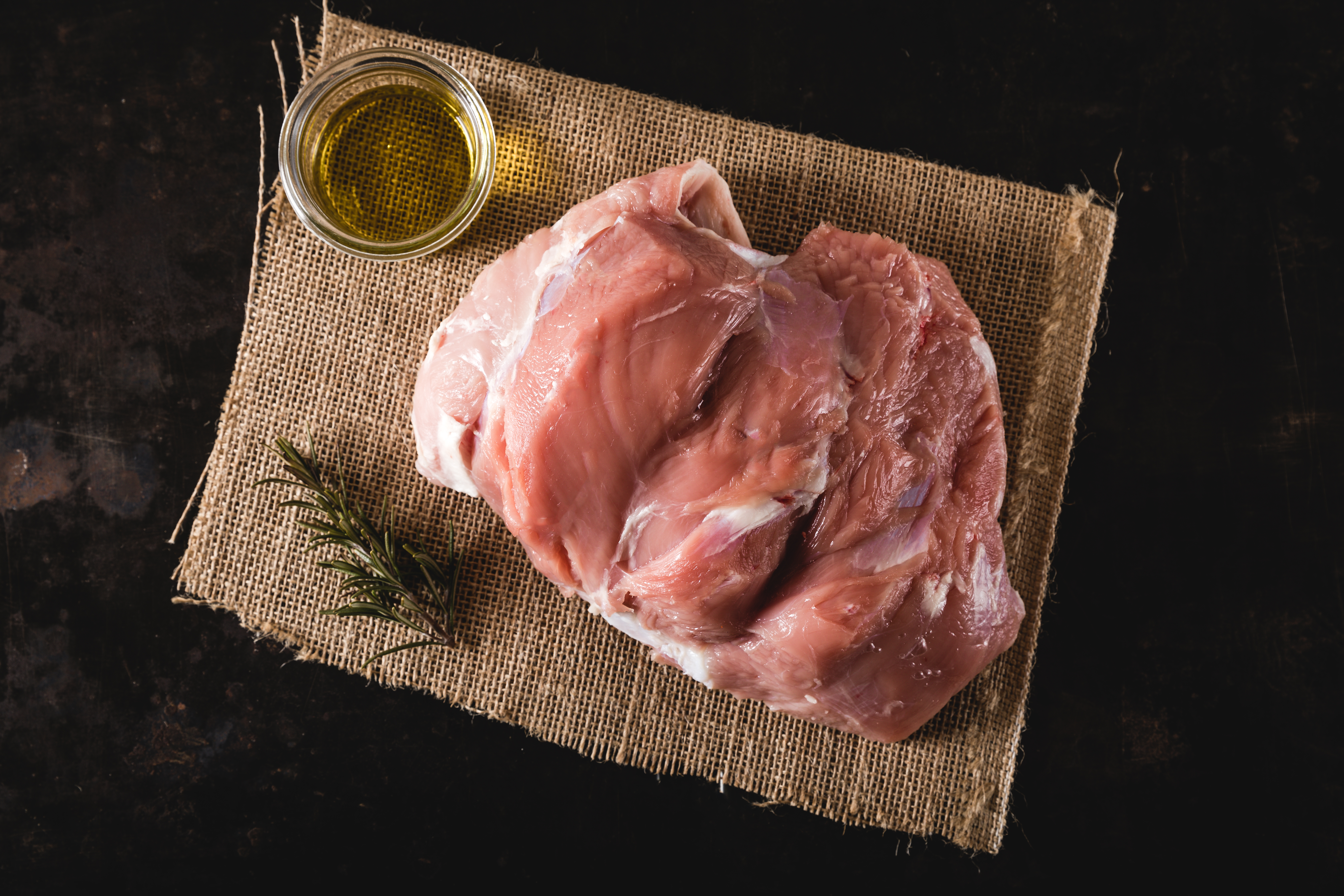 Bild von Oberpfalz Beef: Frische Rückansicht einer Rindfleischhälfte, bereit zur Verarbeitung. Hochwertiges Rindfleisch in Metzgerqualität, perfekt für regionale Spezialitäten und Premium-Fleischwaren.