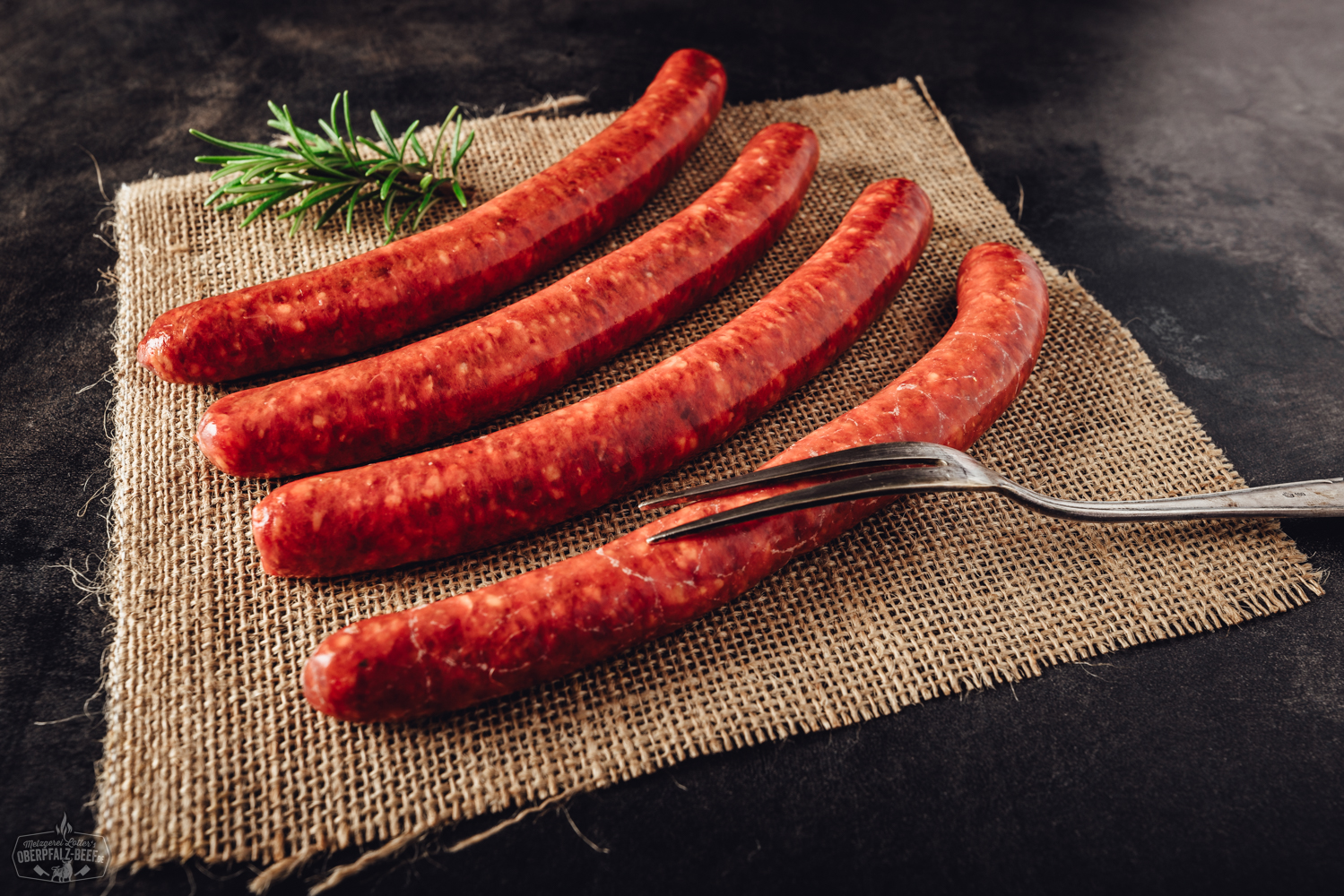 Bild von Merguez Bratwürsten aus 100% Rindfleisch, präsentiert auf einem Holzteller, ideal für Grillabende und als köstliche Grillwurst aus der Oberpfalz