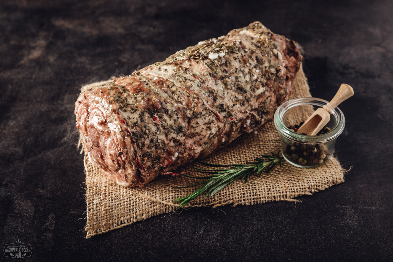 Ein köstlicher, sous-vide vorgegarter Rollbraten vom Juradistl-Lamm, sorgfältig gewürzt und für ein zartes und saftiges Geschmackserlebnis zubereitet. Perfekt für Gourmets und Fleischliebhaber, die hochwertiges Oberpfalz-Beef schätzen.