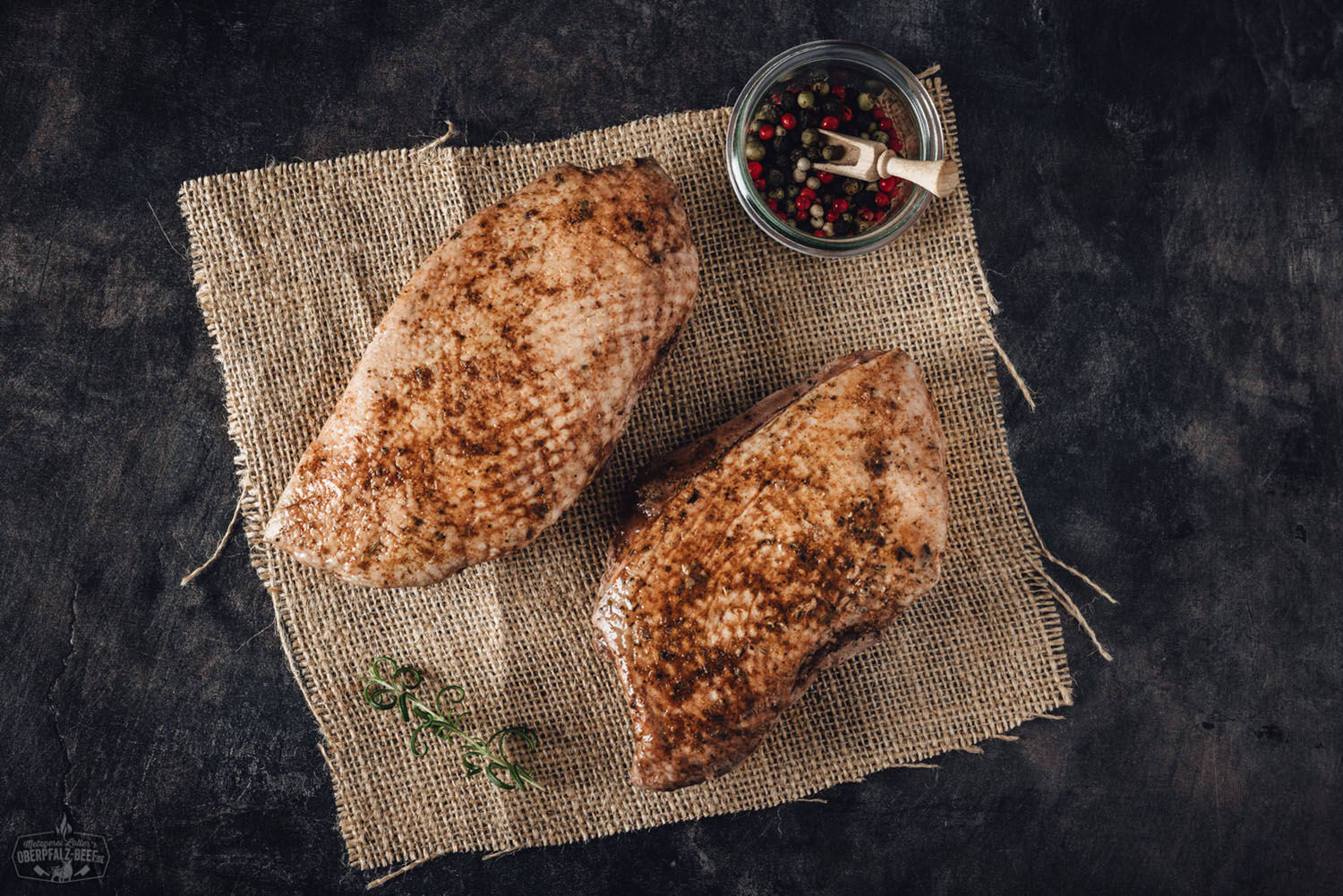 Ein saftiges, sous-vide vorgegartes Gänsebrustfilet ohne Knochen auf einem Holzbrett, perfekt gebräunt und ideal für festliche Gerichte.