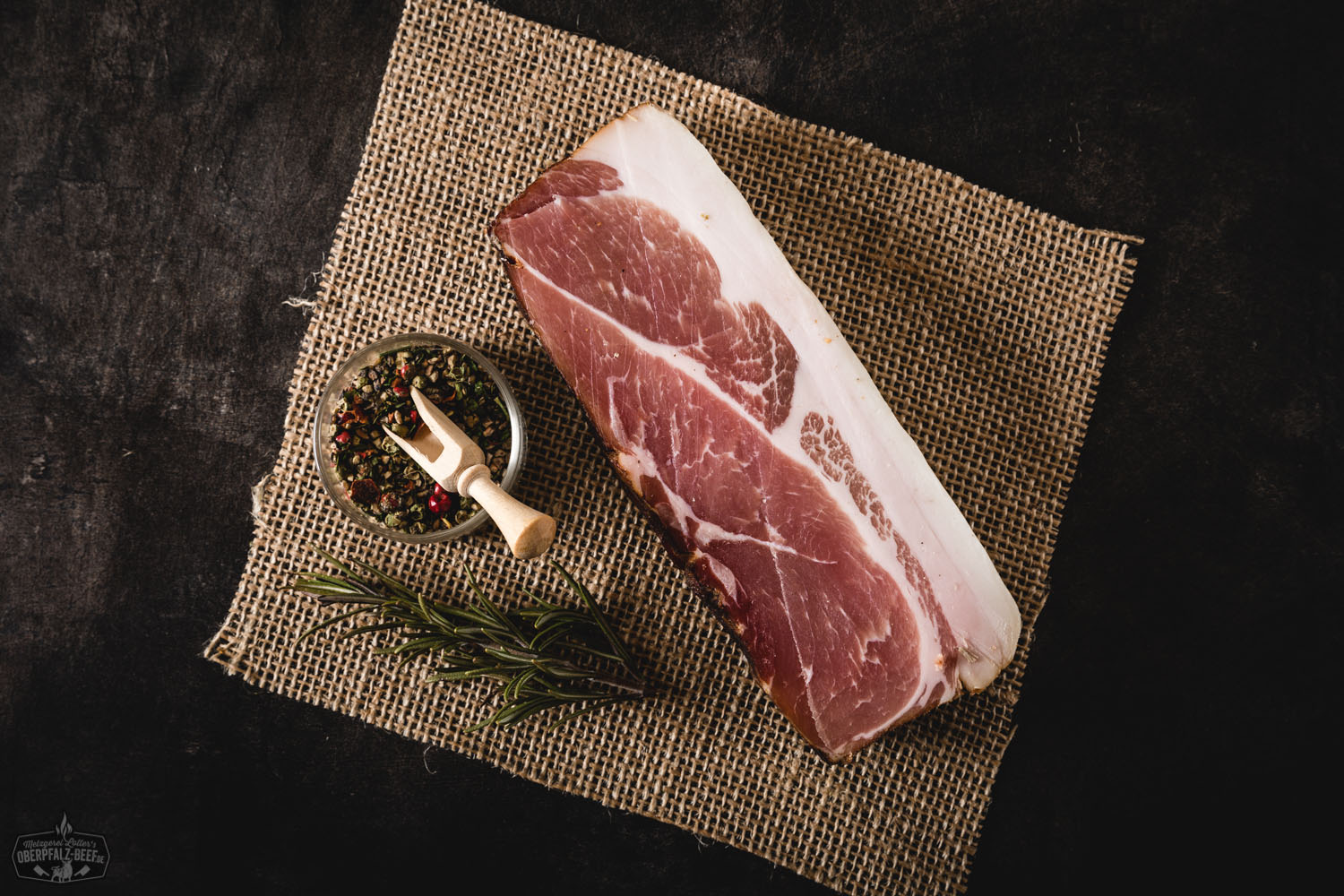 Brotzeitscheibe Oberpfälzer Bauerngeräuchertes aus der Hüfte, herzhaftes Rauchfleisch in Scheiben, ideal für traditionelle Brotzeit in der Oberpfalz.