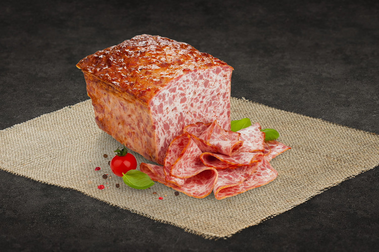 Ein Bild von grob geschnittenem Putenleberkäse, frisch und saftig aus der Oberpfalz, perfekt für ein herzhaftes bayerisches Frühstück oder als deftiger Snack.