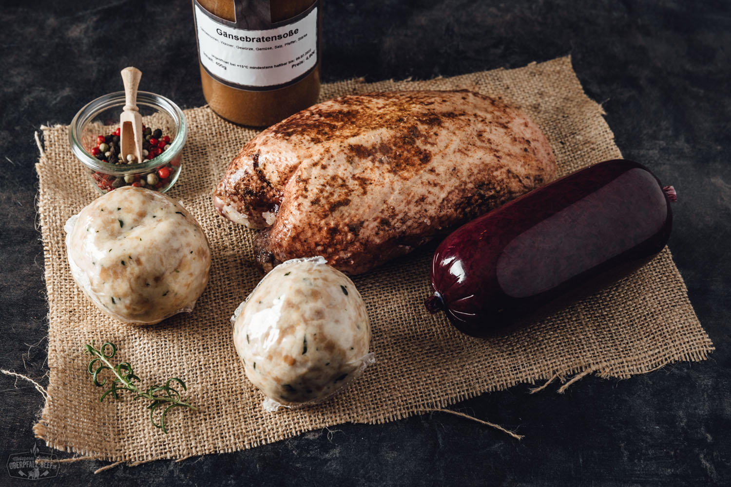 Oberpfälzer Gänsebox mit saftiger Gänsebrust, traditionell zubereitet und verpackt für den Versand, perfekte Option für Feiertagsmahlzeiten aus der Region Oberpfalz.