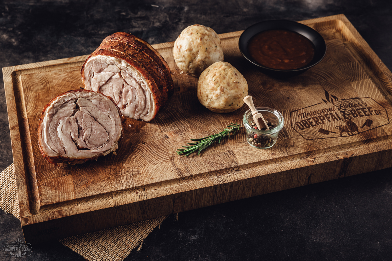 Bild von einer Oberpfälzer Kalbsrollbratenbox mit sous-vide vorgegartem Kalbsrollbraten, bereit zur Zubereitung