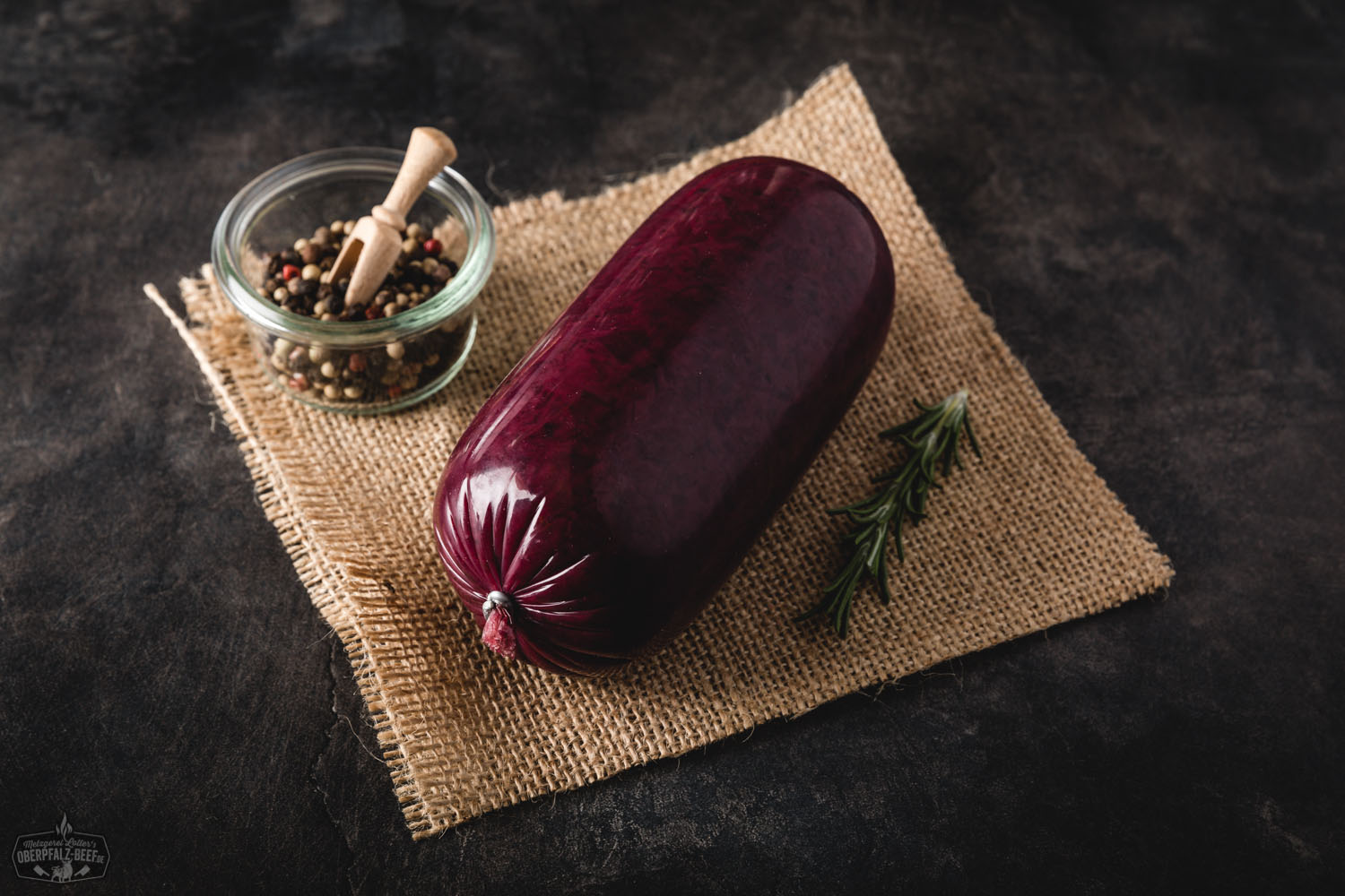 Bild zeigt eine Nahaufnahme von frisch geschnittenem Blaukraut (Rotkohl), das leuchtend violett erscheint, perfekt geeignet für Rezepte und als gesunde Beilage.