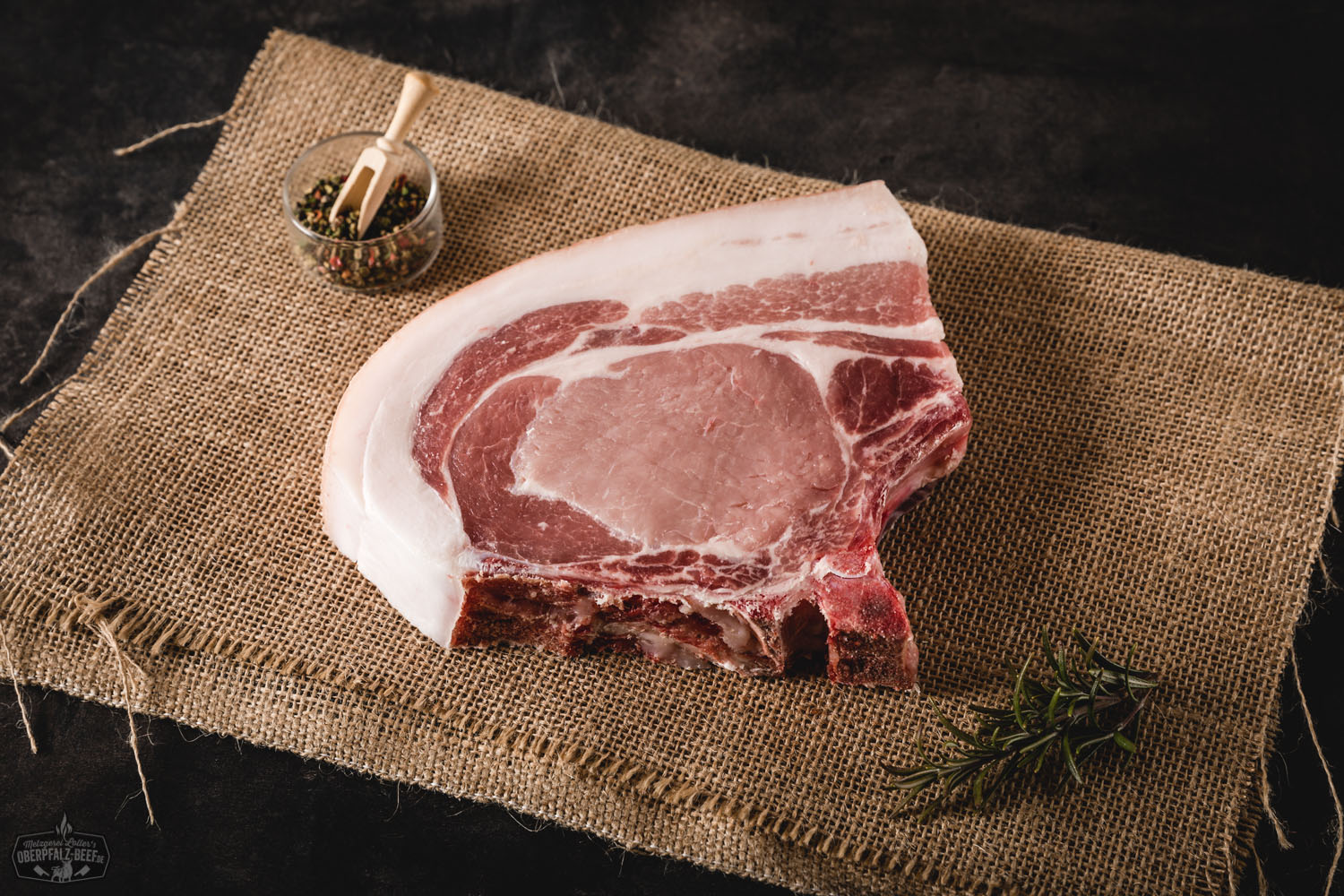 Kotelett-Steak Dry Aged vom Oberpfälzer Landschwein auf weißem Hintergrund. saftig und zart, ideal für Grill und Braten. Perfekt gereift, mariniert und gegrillt für ein unwiderstehliches Geschmackserlebnis.