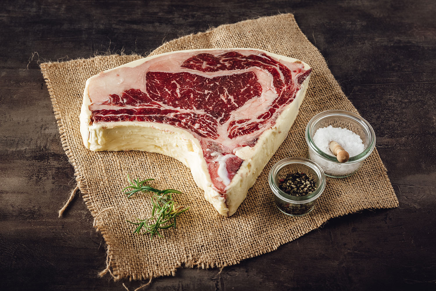 Entrecote Ribeyesteak Bone In Butter Aged vom Oberpfalz Rind, hochwertiges Fleischstück auf Holzbrett, perfekt gereift und zart, ideal zum Grillen und Braten.