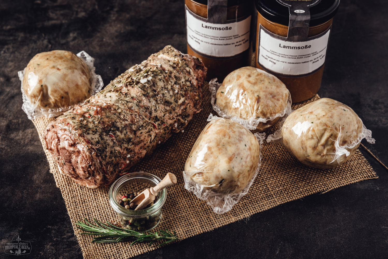 Sous-vide vorgegarter Lammbox Rollbraten in appetitlicher Präsentation auf einem Teller, perfekt für einen besonderen Anlass oder ein festliches Essen.