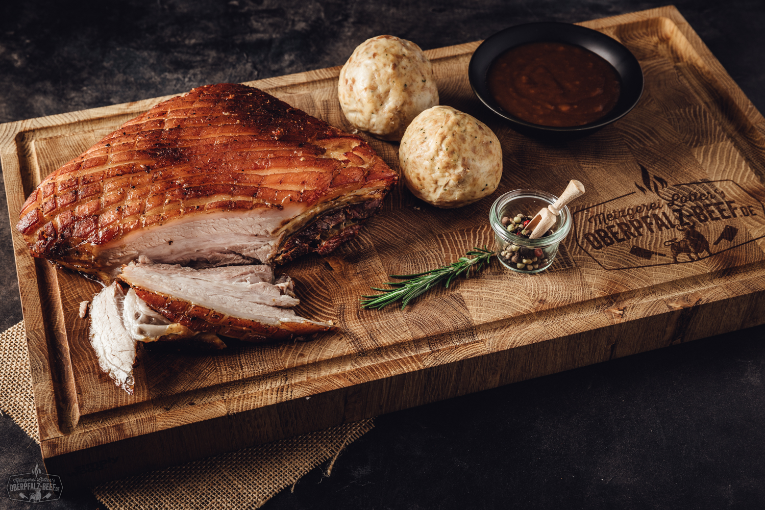 Bild einer Sous-vide vorgegarten Krustenbratenbox von Oberpfalz-Beef, präsentiert in einer ansprechenden Verpackung auf dunklem Hintergrund, hervorgehoben durch hochwertige Food-Fotografie.