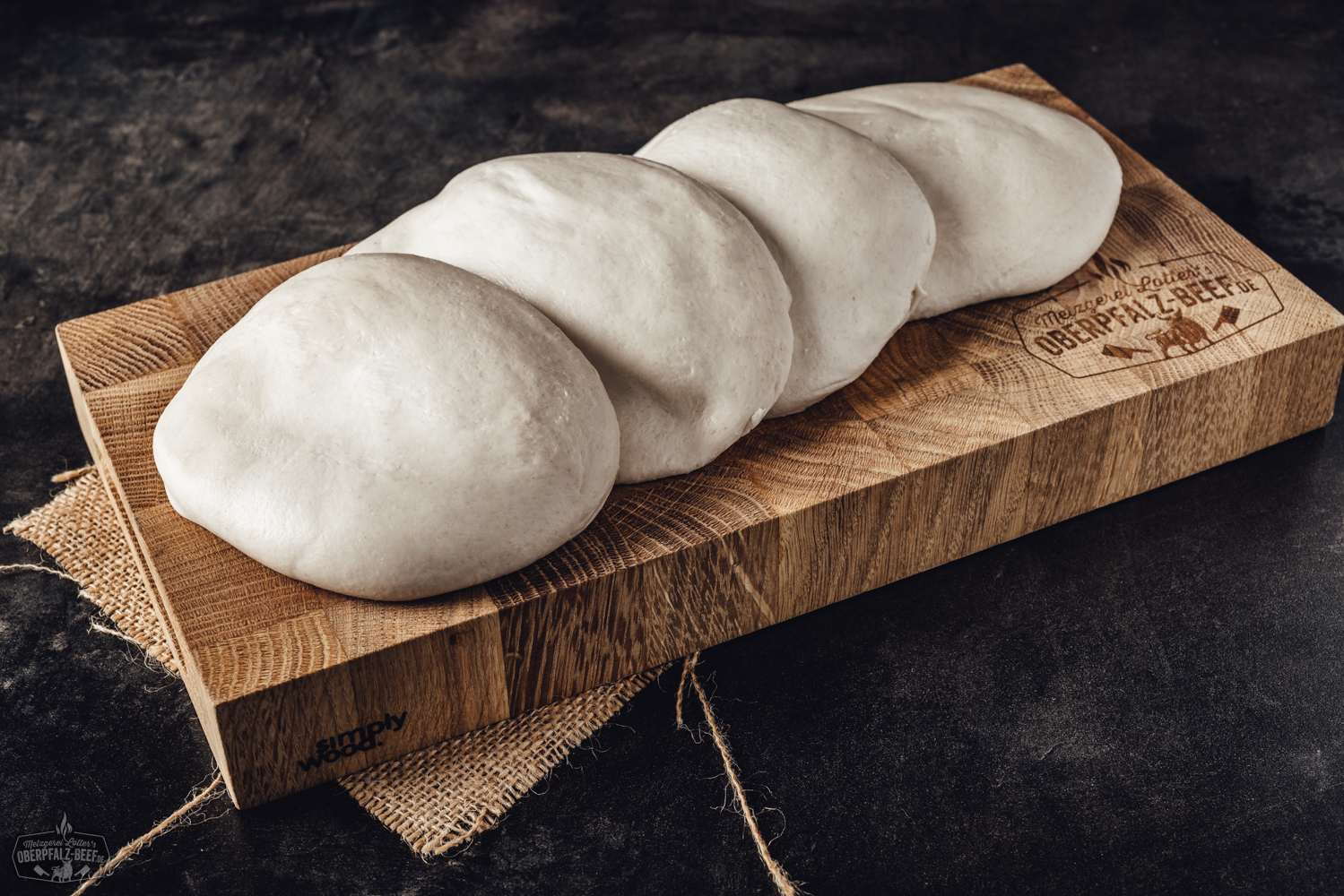 Handmade Frosty Balls Pizza Balle auf einem Holzbrett - frische, hochwertige Zutaten für eine köstliche Pizzaerfahrung