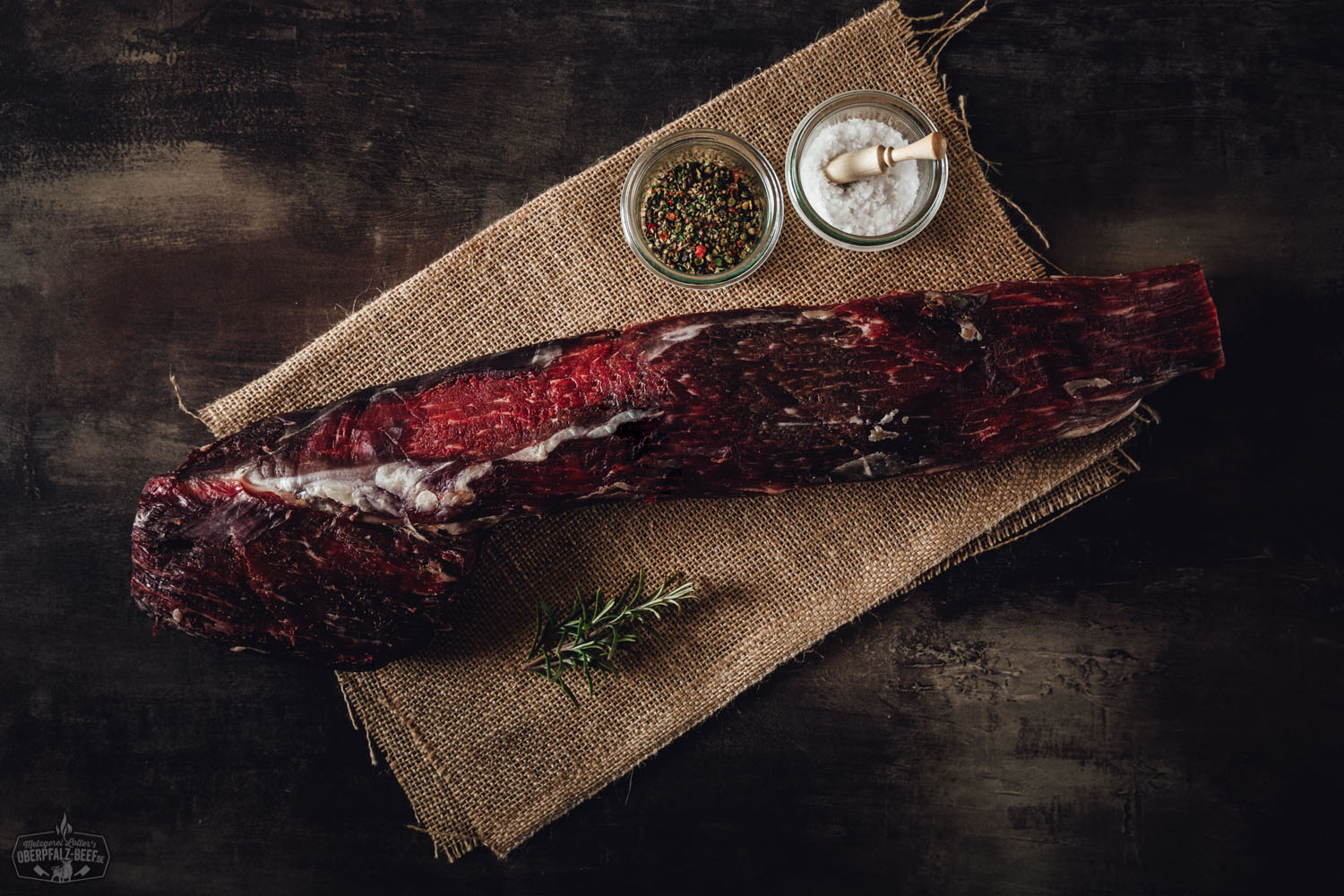 Ein ganzes Dry-Aged Filetstück von einer alten Kuh auf einem Holzbrett, perfekt für hochwertige Gourmet-Gerichte und Grillabende, dargestellt auf der Website Oberpfalz-Beef.