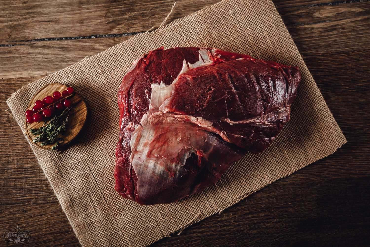 Halbe Schulter mit Knochen vom Oberpfälzer Hirsch – Hochwertiges Wildfleisch aus der Oberpfalz, ideal für schmackhafte Braten und traditionelle Rezepte.