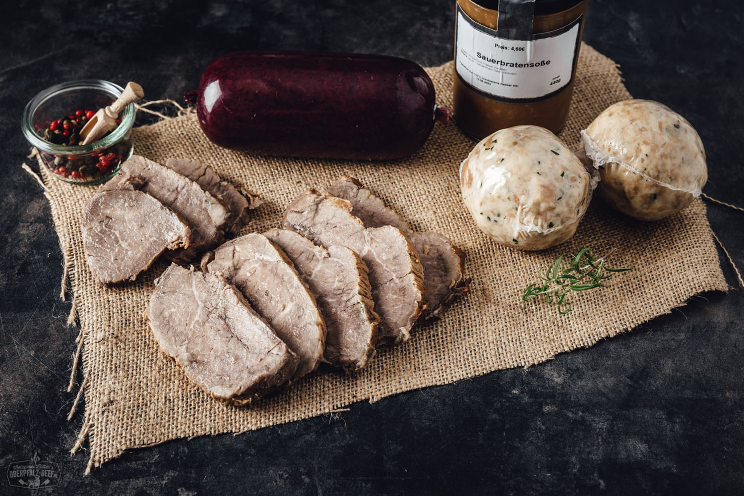 Oberpfälzer Sauerbratenbox mit sorgfältig ausgewähltem Rindfleisch, präsentiert in einer attraktiven Verpackung für den traditionellen deutschen Sauerbraten aus der Region Oberpfalz. Perfekt für Liebhaber authentischer regionaler Küche.