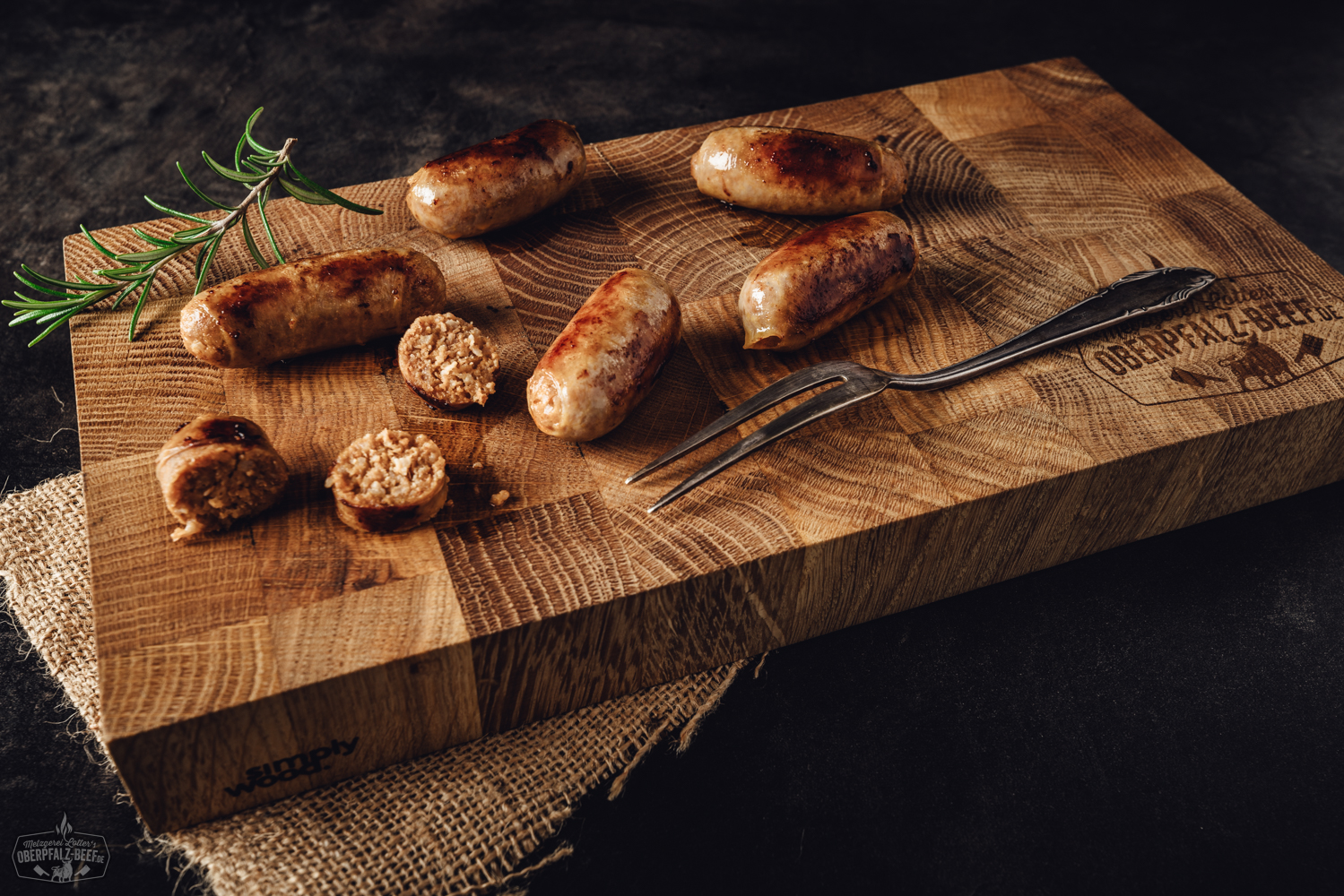 Chorizo Bratwürste auf einem hellen Hintergrund – perfekt gegrillte Wurstschnecken mit feuriger Paprika-Würze, bereit zum Servieren und Genießen. Ideal für BBQ-Liebhaber und Feinschmecker.