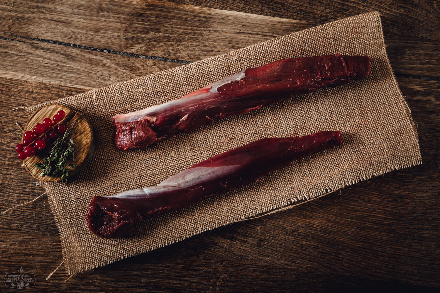 Bild von einem Filet vom Oberpfälzer Hirsch auf einem Holzbrett, saftig und zart zubereitet, ideal für Wildliebhaber, präsentiert in einer hochwertigen Kulinarik-Umgebung.