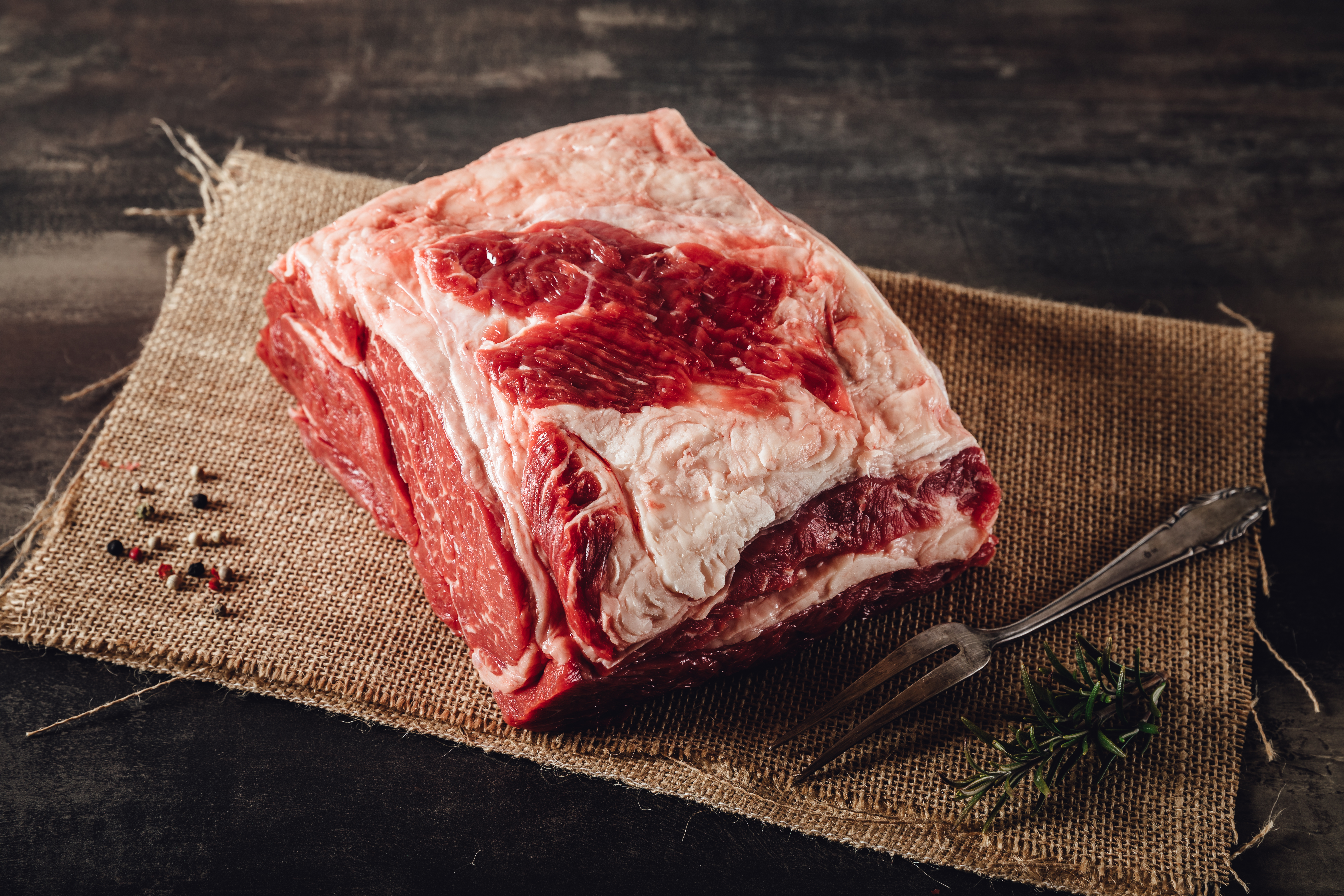 Bild zeigt ein saftiges Oberpfalz Beef Steak auf einem rustikalen Holzbrett, garniert mit frischen Kräutern. Perfekt fürs Grillen oder Braten, ideal für Feinschmecker und Fleischliebhaber, die regionales Rindfleisch von höchster Qualität schätzen.