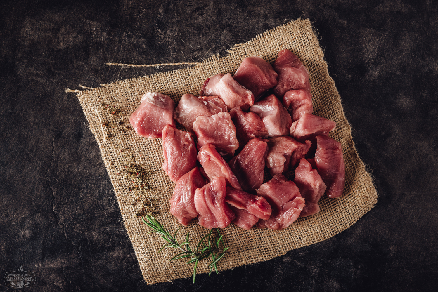 Handgeschnittenes Fondue-Fleisch aus Schweinefilet, perfekt zubereitet für feine Fondue-Abende, präsentiert mit zartem und saftigem Fleisch in höchster Qualität.