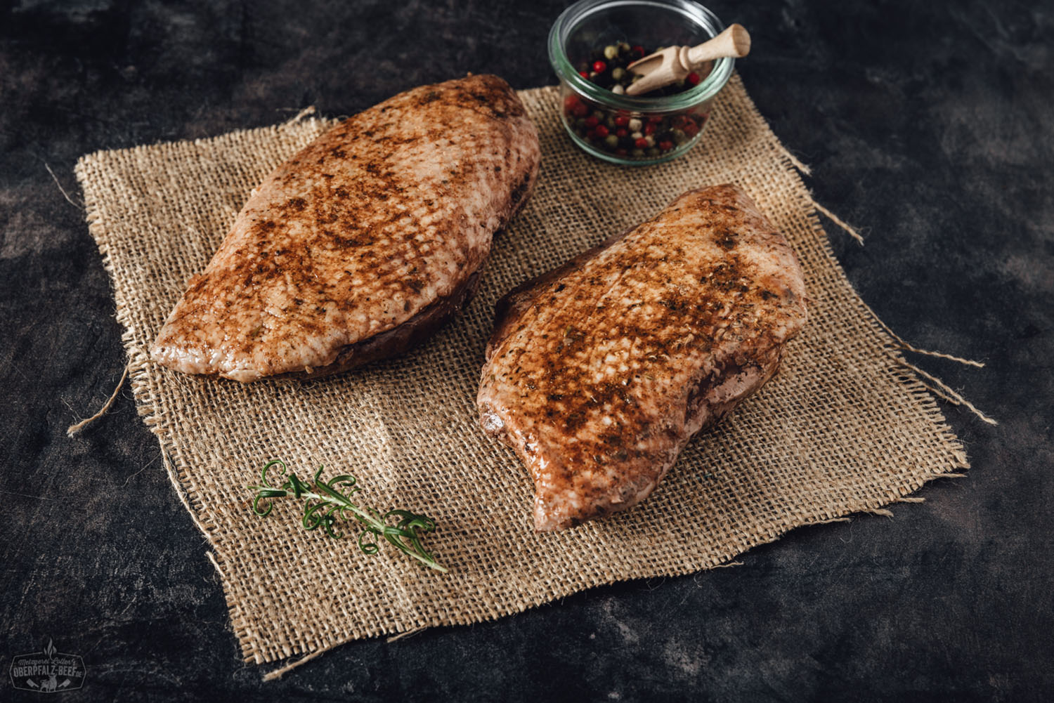 Sous-vide gegarte Gänsebrustfilets ohne Knochen auf Oberpfalz Beef - Perfekt zubereitete Gänsebrust für ein festliches Dinner, zart und saftig dank schonender Garmethode