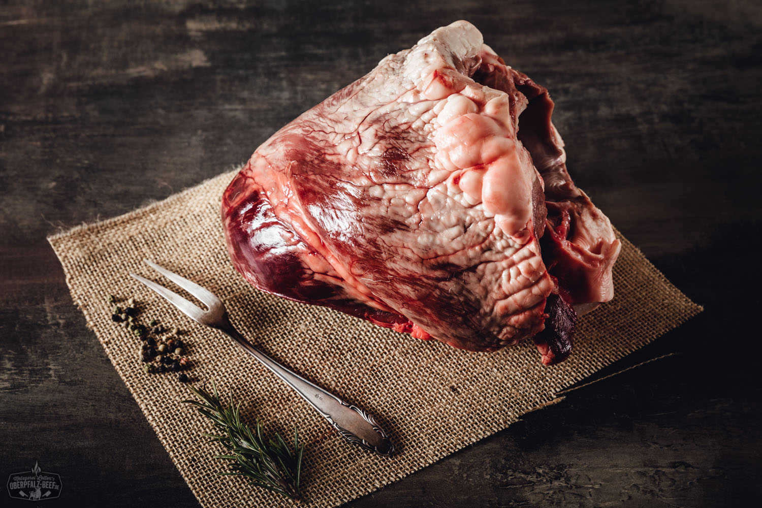 Herz vom Oberpfälzer Milchkalb auf einem rustikalen Holzbrett - hochwertiges, regional produziertes Kalbfleisch aus der Oberpfalz.